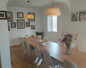 Geniet van het zwembad en de groene omgeving bij Finca Kim, een vakantiehuis in Lliria, Valencia.