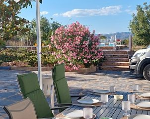 Ontspannen buiten dineren bij Finca Kim in Lliria, vakantiehuis in Costa del Azahar, Spanje.