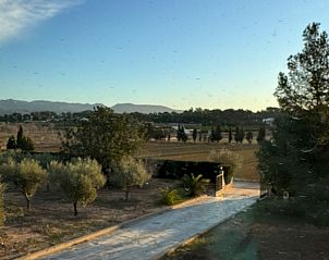 Geniet van het zwembad en de groene omgeving bij Finca Kim, een vakantiehuis in Lliria, Valencia, Costa del Azahar.
