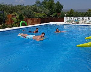 Geniet van het zwembad bij Finca Kim in Lliria, Valencia. Ontspan in deze vakantiewoning aan de Costa del Azahar, Spanje.