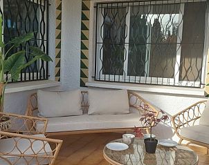 Finca Kim vakantiehuis in Lliria, Valencia met een prachtige zonsondergang en weelderige omgeving.