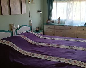 Sfeervolle slaapkamer in appartement Majari, Vinars, Costa del Azahar, Spanje, met natuurlijk licht en comfortabele inrichting.