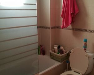 Moderne badkamer in appartement Majari, Vinars, Costa del Azahar, Spanje, met stijlvolle tegels en comfortabel bad.