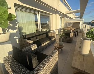 Geniet van het zonovergoten terras bij Casa Mijas in La Cala de Mijas, Costa del Sol, Spanje, met comfortabele zitgelegenheid.