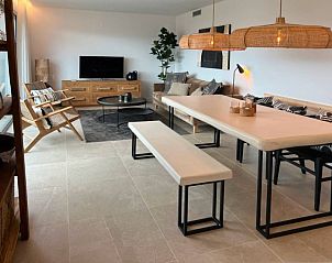 Stijlvolle woonkamer in Casa Mijas appartement, La Cala de Mijas, Costa del Sol, met moderne inrichting en comfortabele zithoek.