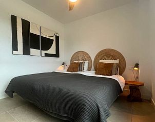 Sfeervolle slaapkamer in Casa Mijas appartement, La Cala de Mijas, Costa del Sol, met modern kunstwerk en comfortabele inrichting.