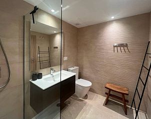 Moderne badkamer in Casa Mijas, appartement in La Cala de Mijas, Costa del Sol met stijlvolle inrichting en luxe voorzieningen.