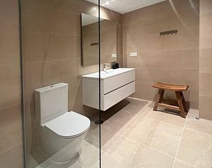 Moderne badkamer in Casa Mijas, appartement in La Cala de Mijas, Costa del Sol, Spanje.