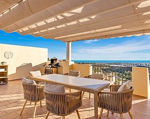 Geniet van het panoramische uitzicht op zee vanaf het terras van Los Arqueros penthouse in Benahavs, Costa del Sol, Spanje.