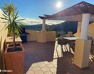 Veranda met zeezicht bij Los Arqueros penthouse in Benahavs, Costa del Sol, Spanje.