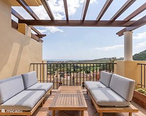 Geniet van het panoramische zeezicht vanaf het terras van Los Arqueros penthouse in Benahavs, Costa del Sol, Spanje.
