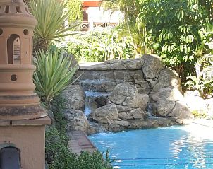 Ontspan bij de natuurlijke waterval en zwembad in Jardines de Albaicn, een charmant appartement in Benahavs, Costa del Sol.