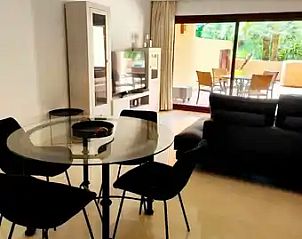Stijlvolle woonkamer in Jardines de Albaicn appartement, Benahavs, Costa del Sol, met toegang tot zonnig terras.