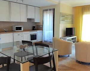 Geniet van de moderne woonkamer en keuken in Overwinteren aan de Costa de Sol, een stijlvol appartement in Estepona, Costa del Sol.