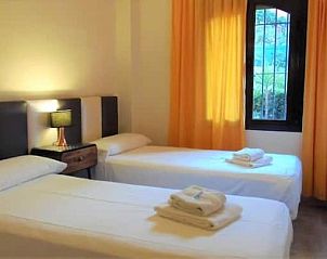 Sfeervolle slaapkamer in Overwinteren aan de Costa de Sol, Estepona, met comfortabele bedden en warme verlichting.