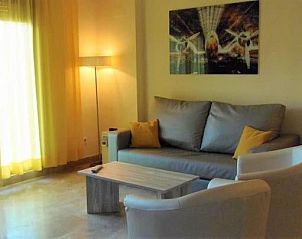 Overwinteren aan de Costa de Sol: Gezellige woonkamer in Estepona appartement, Costa del Sol, Spanje.