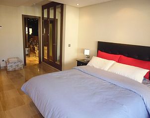 Sfeervolle slaapkamer in Elizabeth's Residence, een luxe vakantiehuis in Estepona, Costa del Sol, Spanje.