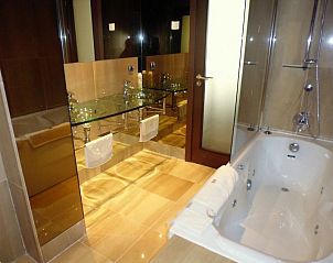 Luxe badkamer in Elizabeth's Residence, vakantiehuis in Estepona, Costa del Sol, met moderne voorzieningen en elegant design.