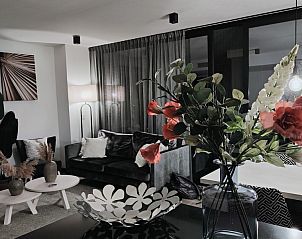 Stijlvol interieur van nieuw luxe appartement met groot balkon in Mijas Costa, Costa del Sol, Spanje.