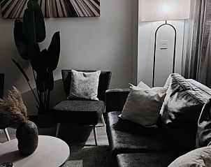 Gezellige woonkamer in het nieuw luxe appartement met groot balkon in Mijas Costa, Costa del Sol, Spanje.