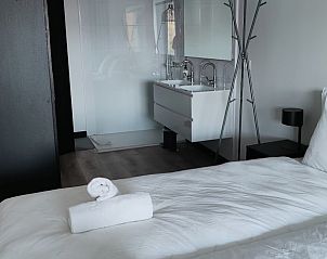 Nieuw luxe appartement in Mijas Costa met elegante slaapkamer en moderne badkamer, ideaal voor een ontspannen verblijf aan de Costa del Sol.