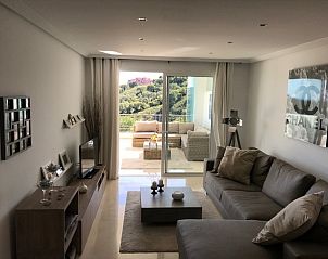 Stijlvol appartement VSSpanje in Ojn, Costa del Sol, met moderne woonkamer en uitzicht op de natuur.