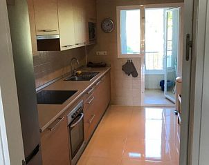 Moderne keuken in VSSpanje appartement, Ojn, Costa del Sol, Spanje, met ruime indeling en natuurlijke lichtinval.