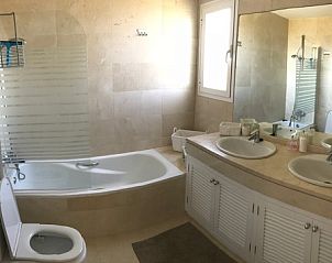 Luxe badkamer in VSSpanje appartement in Ojn, Costa del Sol, met moderne voorzieningen en elegant design.