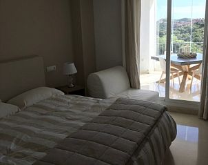 Geniet van een comfortabele slaapkamer in VSSpanje appartement, Ojn, Costa del Sol, met uitzicht op de serene omgeving.