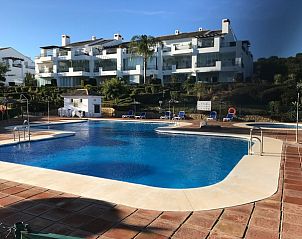 Geniet van het zwembad bij VSSpanje appartement in Ojn, Costa del Sol, omgeven door prachtige natuur en zonovergoten terras.