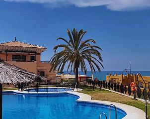 Ontspan bij het zwembad van Costa Brisas appartement in Almayate, Costa del Sol, met prachtig uitzicht op zee.