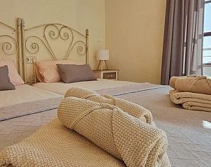 Gezellige slaapkamer in Costa Brisas appartement, Almayate, Costa del Sol, met comfortabele bedden en warme inrichting.