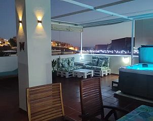 Geniet van het verlichte terras van Penthouse Milagro in Almayate, Costa del Sol, met comfortabele zitjes en een jacuzzi.