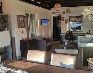 Penthouse Milagro in Almayate biedt een gezellige binnenruimte met comfortabele zithoek op de zonnige Costa del Sol.