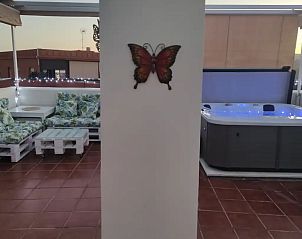Penthouse Milagro in Almayate, Costa del Sol, biedt een luxe terras met jacuzzi en comfortabele zithoek voor ontspannen avonden.