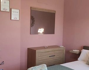Penthouse Milagro in Almayate, Costa del Sol: sfeervolle slaapkamer met modern interieur in luxe appartement.