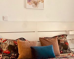 Stijlvolle slaapkamer in Benal Beach Appartement, Benalmdena Costa, biedt comfort op de Costa del Sol.