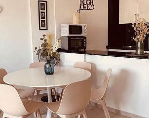 Stijlvolle eetruimte in Benal Beach Appartement, Benalmdena Costa, Costa del Sol. Moderne inrichting en gezellige sfeer.