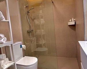 Moderne badkamer in Benal Beach Appartement, Benalmdena Costa, Costa del Sol met luxe douche en stijlvolle inrichting.