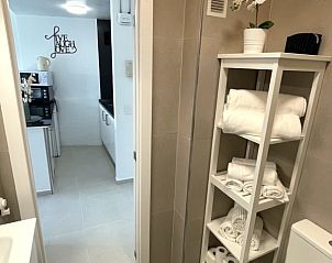 Moderne badkamer in Benal Beach Appartement, Benalmdena Costa, met lichte tegels en opbergruimte voor een comfortabel verblijf.