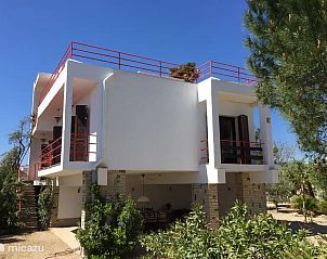 Geniet van het zonnige terras bij Casa Alegria, een charmant vakantiehuis in Miami Playa, Costa Dorada, Spanje.