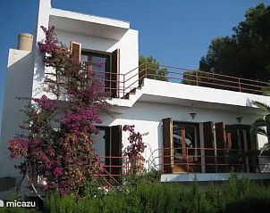Geniet van het zwembad en terras bij vakantiehuis Casa Alegria, gelegen in het zonnige Miami Playa, Costa Dorada, Spanje.
