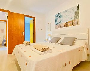 Ruim appartement 50m naar strand in Puerto Pollensa, Mallorca met lichte slaapkamer en comfortabel tweepersoonsbed.