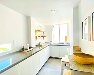 Moderne keuken in Ruim appartement 50m naar strand, Puerto Pollensa, Mallorca, Spanje, met veel lichtinval en strakke afwerking.