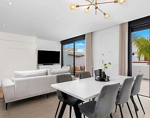 Stijlvolle woonkamer van Casa Tropical Beach appartement in Santiago de la Ribera, Murcia, met moderne inrichting en terrasuitzicht.