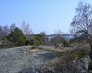 Ontdek de serene natuur rondom Cottage on an Island in Harstena, Gtaland, vakantiehuis met adembenemend uitzicht over de Zweedse eilanden.