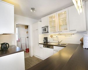 Moderne keuken van Stunning Alpin Apartment in Lenk, gelegen in het schilderachtige Berner Oberland, Zwitserland.