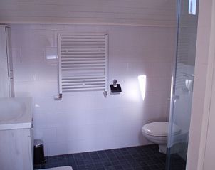 Modernes Badezimmer im Ferienhaus Gasteren Stee und Stoede in Gasteren, Nord-Drenthe mit Dusche und Waschbecken.