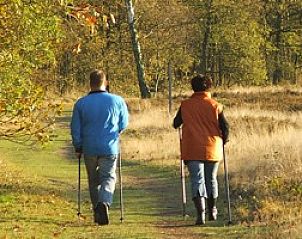 Wanderer in der natrlichen Umgebung von Gasteren Stee und Stoede Ferienhaus in Gasteren, Nord-Drenthe.
