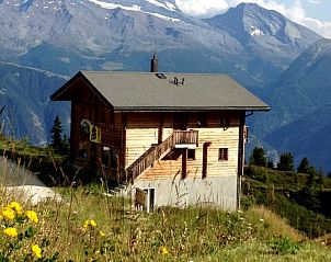 Chalet Ripzone in Belalp, Wallis, biedt een adembenemend uitzicht op de Zwitserse Alpen vanaf de veranda.
